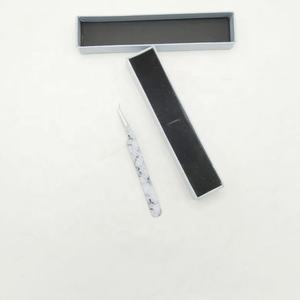 Pince à cils professionnelle de qualité supérieure avec logo personnalisé et imprimé en marbre Antibactérien durable à 45 degrés en acier inoxydable - Product Image 5