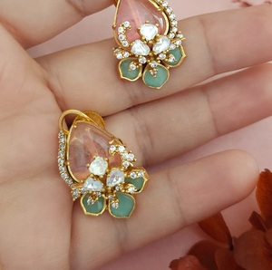 Belle tenue moderne ensemble de boucles d'oreilles élégantes meilleure qualité avec ton or parfait pour les occasions de mariage pour les femmes et les filles - Product Image 4