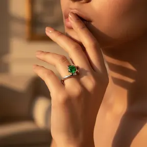 แหวนเงินชุบโรสโกลด์และโรเดียม ประดับมรกต ดีไซน์ฝังอัญมณี ของขวัญสำหรับผู้หญิง - Product Image 1