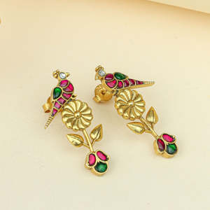 Pendientes Anokhi Peacock Bagh en tono dorado con engaste de bisel moderno y perla, diseño geométrico de animal, hechos de aleación de zinc - Product Image 5