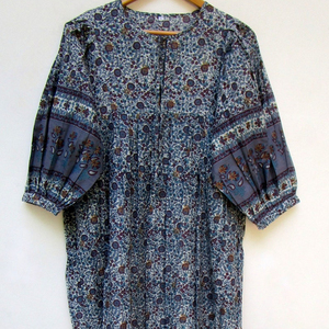 Vestido de manga 3/4 para mujer con cuello en V de color informal con estampado de bloque de mano de algodón con estampado hermoso de último diseñador a la venta - Product Image 1
