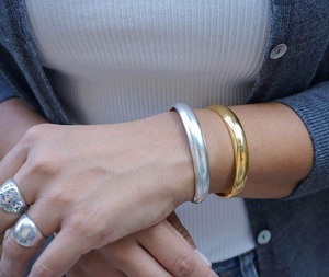 Bracelet ouvert en laiton massif, design cercle creux, bijoux simples, plaqué or 18 carats, texture martelée, bracelet épais tendance - Product Image 1