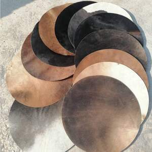 Alfombra de piel de cabra auténtica con un patrón natural de manchas blancas y marrones, pieles de tambor - Product Image 5