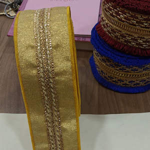 Garniture en dentelle satinée gracieuse pour Sarees Blouses robes finition brillante douce disponible pour les commandes d'exportation en gros en vrac - Product Image 1