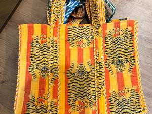 Sac fourre-tout réversible en velours matelassé, imprimé floral, sac de plage, fermeture éclair robuste et douce, tissu en velours écologique, sac d'épicerie, sac de pique-nique - Product Image 2