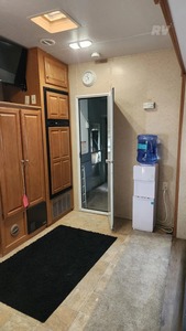 Camping-car d'occasion en excellent état, modèle D-U-T-C-H-M-E-N V-I-C-T-O-R-Y LANE 2005, haute performance, 36 pieds de long, charge utile de 2000 kg, couleur foncée, à vendre - Product Image 2