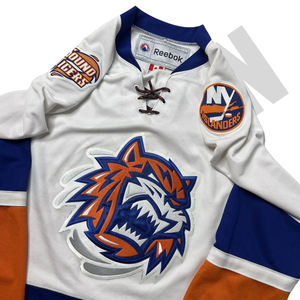 Camiseta de Hockey sobre Hielo Sublimada Premium Fabricada por Sibrin, 100% Poliéster, Unisex, Nombre y Número de Equipo Personalizados, Camisetas para Clubes Deportivos y Ligas - Product Image 4