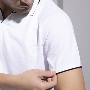 Chemise élégante à col Johnny à manches courtes pour homme, coupe confortable, détails minimalistes et finition soignée - Product Image 3