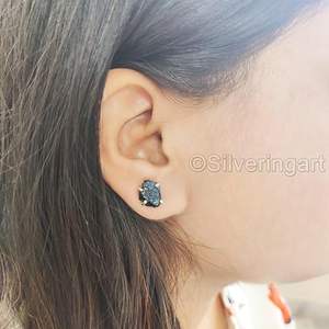 ต่างหูหินดิบสำหรับผู้หญิง ต่างหูทัวร์มาลีนสีดำธรรมชาติ หินประจำเดือนตุลาคม ของขวัญวันเกิด ต่างหูเงินแท้ 925 - Product Image 3