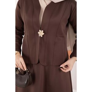 Conjunto de Dos Piezas Estilo Casual, Chaqueta y Falda Color Café, con Decoración de Broche Dorado - Product Image 6