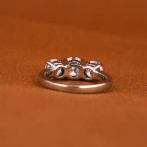 Bague de fiançailles personnalisée à trois pierres de taille ronde en laboratoire plaqué or massif 10KT cadeau d'anniversaire luxueux - Product Image 4