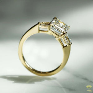 แหวนหมั้นที่โตขึ้นในห้องแลปสีมรกตแบบซ่อนแหวนทรงมรกตหรูหราและเหนือกาลเวลาสำหรับโอกาสพิเศษ - Product Image 3