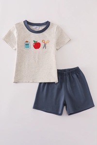Ensemble de shorts élégants à broderie pomme grise pour garçons coupe confortable et design mignon pour une tenue d'été - Product Image 2