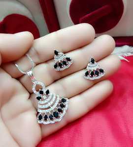 Nouveau pendentif Sparkling Fancy Skin Friendly avec les mêmes boucles d'oreilles et chaîne pendante assorties pour toutes les fonctions et les fêtes - Product Image 3