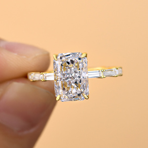 Bague en or jaune plaqué avec pierre centrale en CZ taille radiant 7x9 mm et pierres latérales en baguette effilées, bijoux de fiançailles - Product Image 1