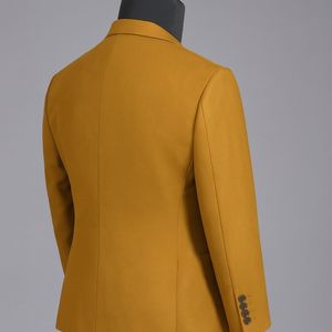 Blazer Dorado Mostaza Exclusivo para Hombre, de Alta Demanda, con Corte de Corte, Ideal para Fiestas, Desfiles de Moda y Eventos Empresariales, en Venta - Product Image 2