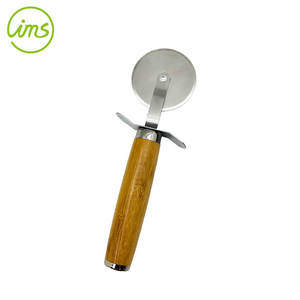 Rueda rebanadora de pizza de acero inoxidable con logotipo personalizado con mango de Bambú - Product Image 1