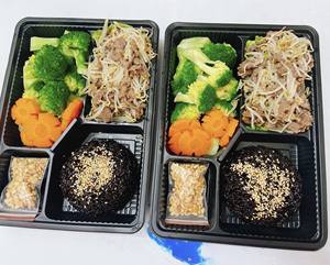 Boîte à lunch jetable en plastique à 4 compartiments avec couvercle, couleur noire, pour vente à emporter, prix fournisseur OEM personnalisé - Product Image 4