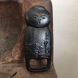 Ouvre-bouteille en fonte rustique de qualité supérieure avec une construction solide, parfait pour les fêtes en plein air et l'intérieur des bars. - Product Image 4