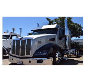Peterbilt 579 de bajo kilometraje en venta con calefactor de litera Espar y refrigerador, además de interior Platinum y aislamiento Smartsound - Product Image 3