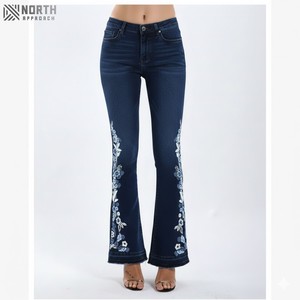 Nouveau design de pantalon évasé en denim pour femmes Oem sur mesure pantalon évasé en denim droit décontracté pour femmes avec logo personnalisé - Product Image 1