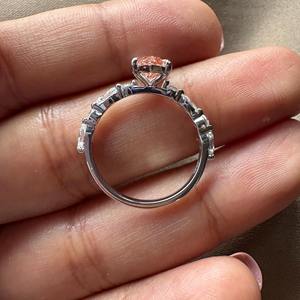 Bague de fiançailles en diamant de laboratoire de couleur rose taille marquise certifiée IGI en or 14 carats avec alliance en diamant rond provenant d'un grossiste - Product Image 6