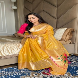 Elegante Sari de Seda Paithani VASTRA COTTAGE con Pallu de Meena Zari Brillante, Diseño Floral de Loro, Borde Muniya y Cuerpo en Tonos Pastel - Product Image 1