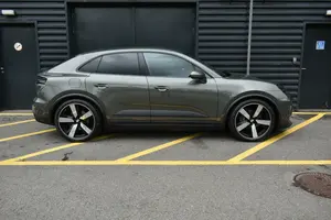 SUV Compacto de Lujo Usado 2024, Transmisión Automática, Portaequipajes Metálico, Asientos de Cuero, Características Interiores Premium - Product Image 6