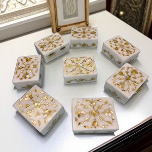 Bằng đá cẩm thạch trắng <span class=keywords><strong>Inlay</strong></span> hộp đồ trang sức với màu vàng mẹ của ngọc trai hoa thiết kế Handmade Trang trí lưu trữ đá Hộp quà tặng - Product Image 2