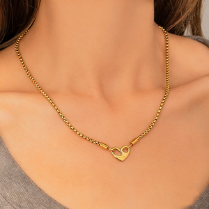 Collana in Acciaio al Titanio Placcato Oro 18K con Design a Cuore Traforato e Lettera Incisa 'I Am Worthy', Stile Hip Hop, Antiossidante - Product Image 1
