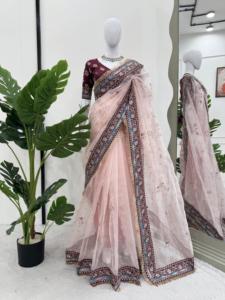 Hermoso sari de diseñador en tela de organza de seda con bordados de hilo y lentejuelas, y blusa en tela de seda mono Benglori con adornos. - Product Image 3