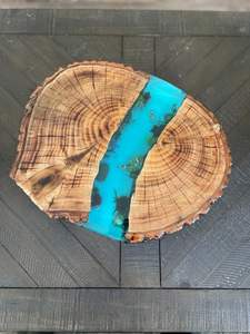 Plateau de service en bois rond fait à la main avec accessoire de cuisine unique et durable en résine époxy - Product Image 2