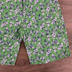 Polo de golf à coupe décontractée avec tissu doux offrant un confort tout au long de la journée et une liberté de mouvement facile - Product Image 5