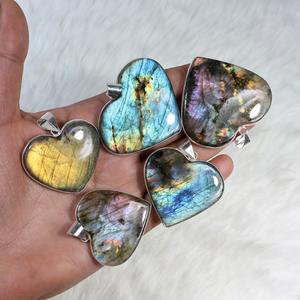 Pendentif Labradorite en forme de cœur naturel pour femme incrustation de réglage de lunette dans un collier de bijoux - Product Image 2