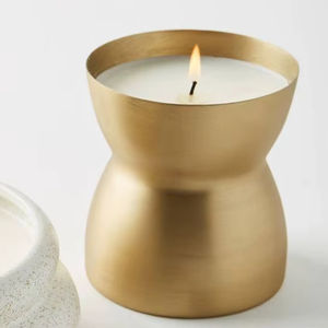 Tarro de vela de cera de metal con acabado mate para decoración moderna que ofrece elegancia sutil y hermoso ambiente hogareño - Product Image 1