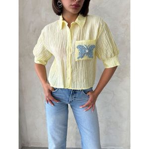 เสื้อเชิ้ตจีบสีเหลืองสำหรับผู้หญิง พร้อมลายผีเสื้อ ขายส่งเสื้อและเสื้อเชิ้ต - Product Image 2
