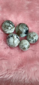 Pierres précieuses naturelles de qualité supérieure en gros, sphère de pierre de lune arc-en-ciel avec boule de cristal scintillante pour la guérison, l'ancrage et le Feng Shui - Product Image 2