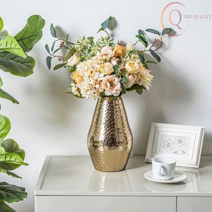 Jarrón Artístico de Metal para Mesa, Diseñado para Interiores Sofisticados, que Agrega Carácter e Interés Visual - Product Image 3