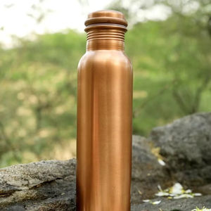 Bouteille en cuivre écologique moderne finition martelée bouchon d'étanchéité solide et résistant aux fuites pour le voyage et la maison - Product Image 1