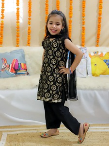 Conjunto de vestido de niños bordado a mano paquistaní Lehenga Choli Kurta Shalwar para hermanos y hermanas para fiestas y eventos culturales - Product Image 3