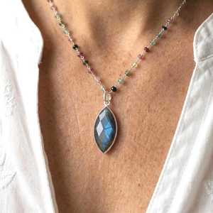 Collier en tourmaline pastèlle et labradorite, perles marquise, design moderne et audacieux, en argent sterling 925 fusionné - Product Image 2