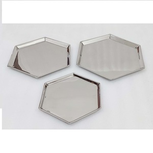 Elegante Juego de Bandejas Hexagonales Pulimentadas a Mano, Hechas de Acero Inoxidable, para Servir Frutas y Pizza. - Product Image 1