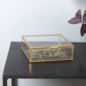 Boîte à bijoux minimaliste en métal et en verre offrant des lignes nettes pour un rangement organisé et un attrait décoratif moderne à la maison - Product Image 1