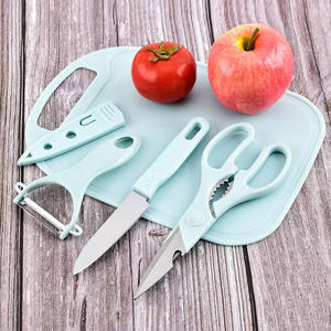 Ensemble de couteaux Myrva avec planche à découper, 4 pièces, lames en acier inoxydable, manches en plastique, pour usage en cuisine - Product Image 5