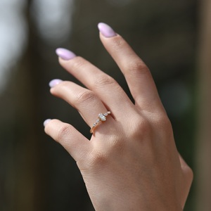 Anillo de compromiso de diamante de moissanita de corte ovalado de 6x4mm en oro | Joyería de Boda nupcial de piedra lateral delicada - Product Image 3