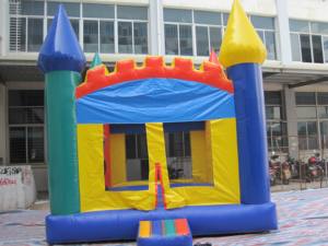 Châteaux gonflables colorés pour la location de fêtes - Product Image 1