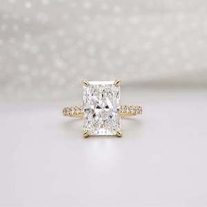 Anillo de Compromiso con Diamante de Corte Radiante y Banda Pavé con Halo Oculto, Certificado IGI - Product Image 1