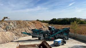 Installation de concasseur à percussion mobile haute efficacité 60-80 TPH, concassage portable de roches et de pierres, composants clés du moteur, roulements, engrenages - Product Image 6