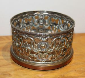 Sous-verre décoratif en métal pour bouteilles de vin, idéal pour les bars et salles à manger, ajoutant du charme et de l'originalité tout en protégeant les surfaces des meubles. - Product Image 3