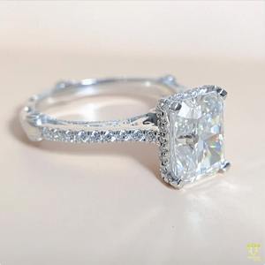 Bague de fiançailles Halo caché Moissanite coupe radiante pour fiançailles de mariage et occasions spéciales disponibles à la vente - Product Image 2